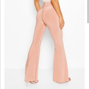 🚨Trend Alert🚨Ruched Bottom Boosting Flare Pants!